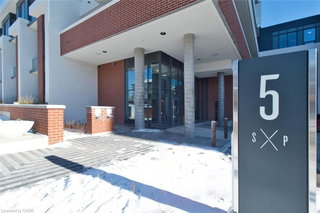 1005 - 5 Wellington Street S