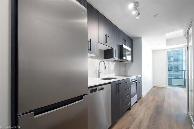 1005 - 5 Wellington Street S