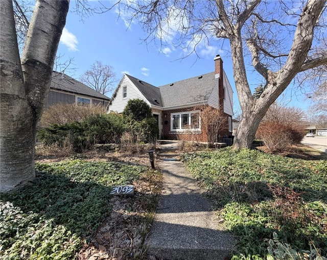 2093 Victoria Avenue