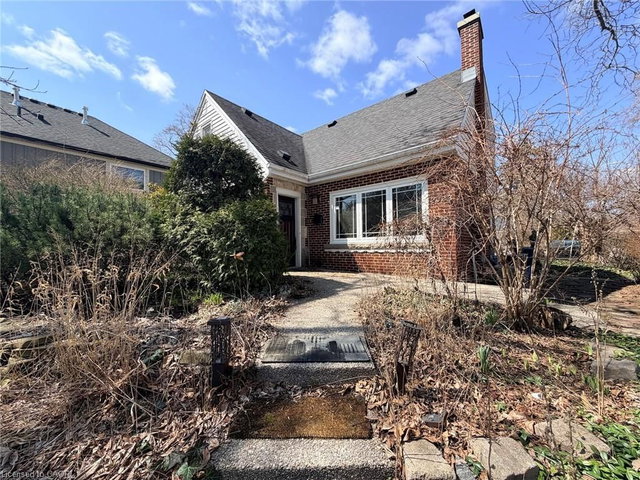 2093 Victoria Avenue