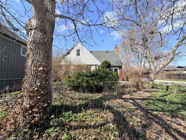 2093 Victoria Avenue