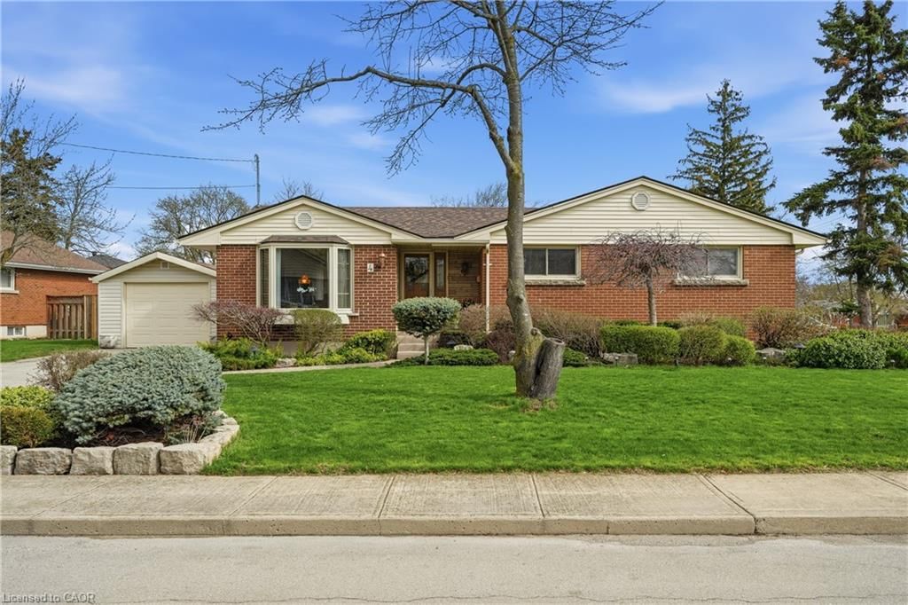 Single Family Residence for sale at 4 Tilbury Court, Hamilton, ON, L8T 2M4 - Huntington - MLS: 40819534