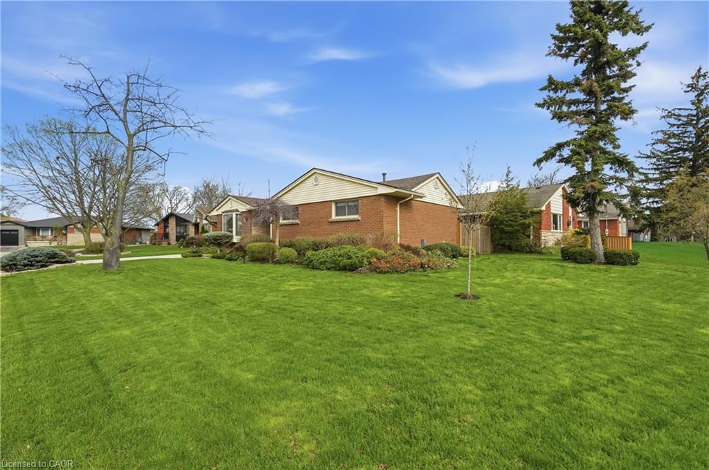 Single Family Residence for sale at 4 Tilbury Court, Hamilton, ON, L8T 2M4 - Huntington - MLS: 40819534