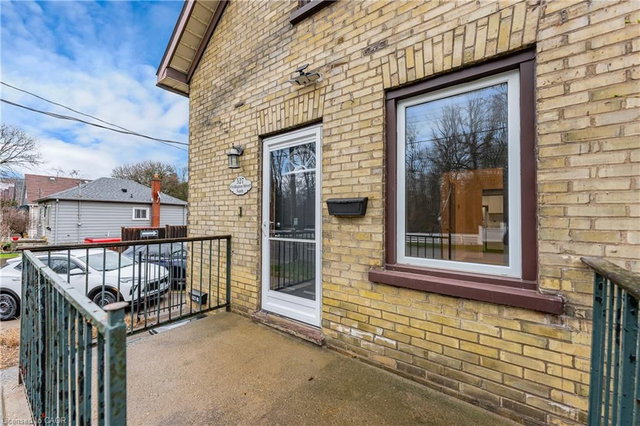 A - 527 Wellington Street N