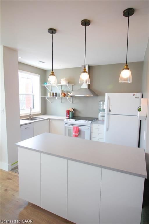 2 - 130 Caroline Street S