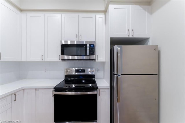 204 - 100 Charlton Avenue W