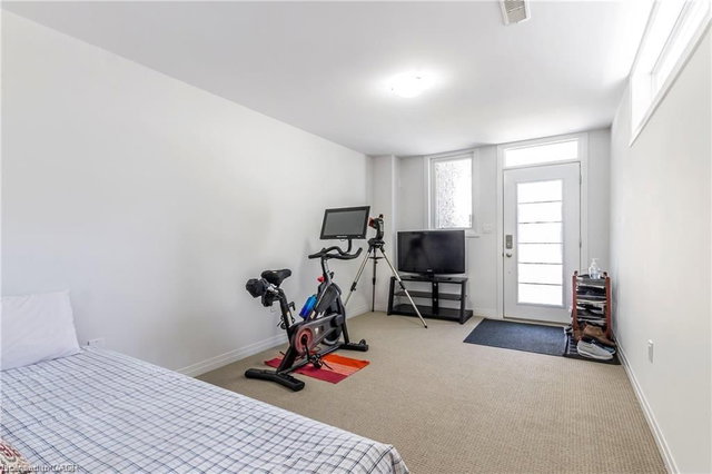 121 - 30 Times Square Boulevard