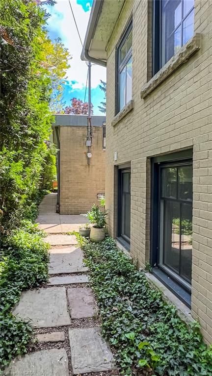 LOWER - 64 Undermount Avenue