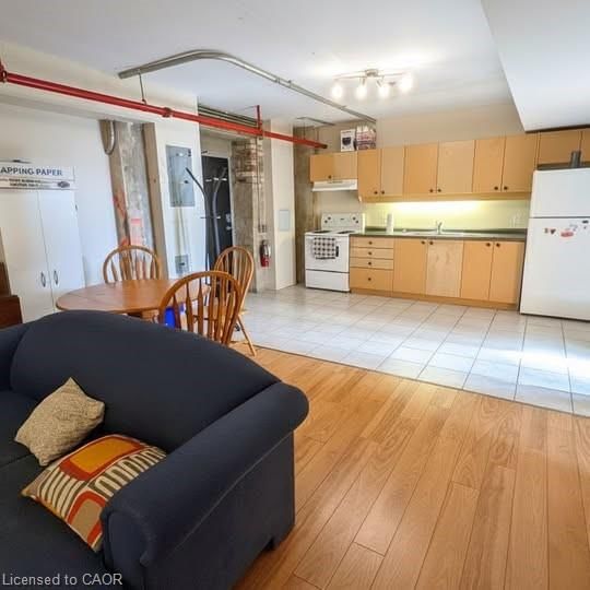 4 - 12 Bridgeport Road E