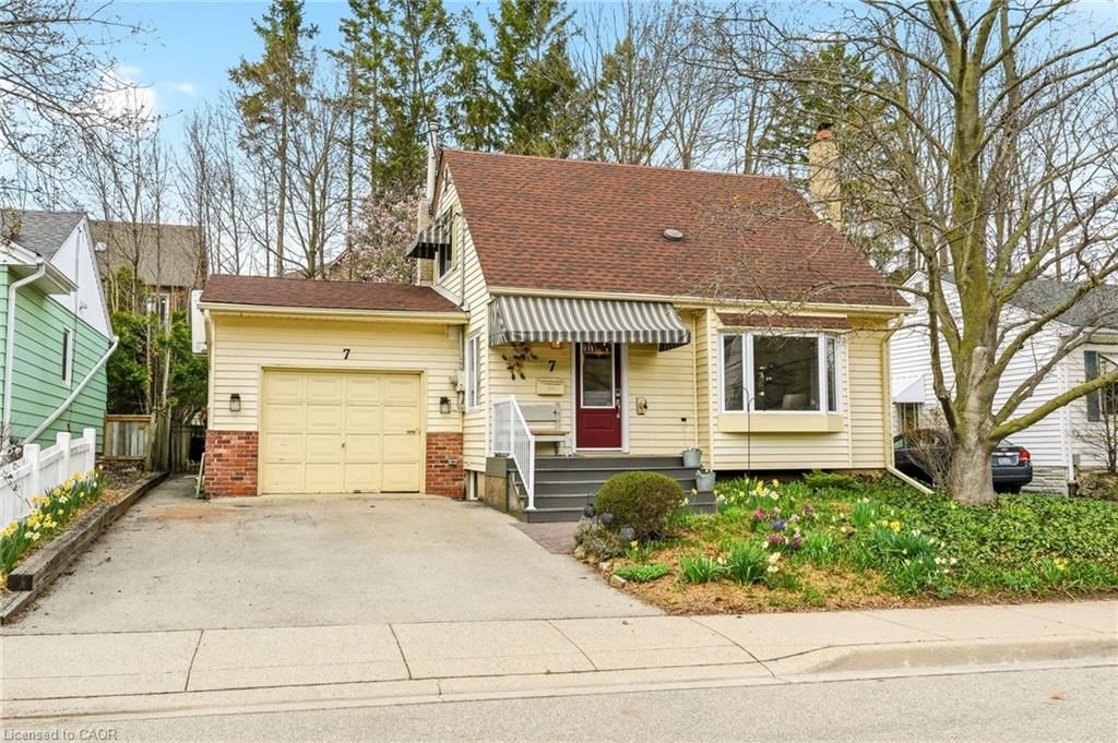 Single Family Residence sold at 7 Central Park Avenue, Dundas, ON, L9H 2M5 - Governor - MLS: 40822532