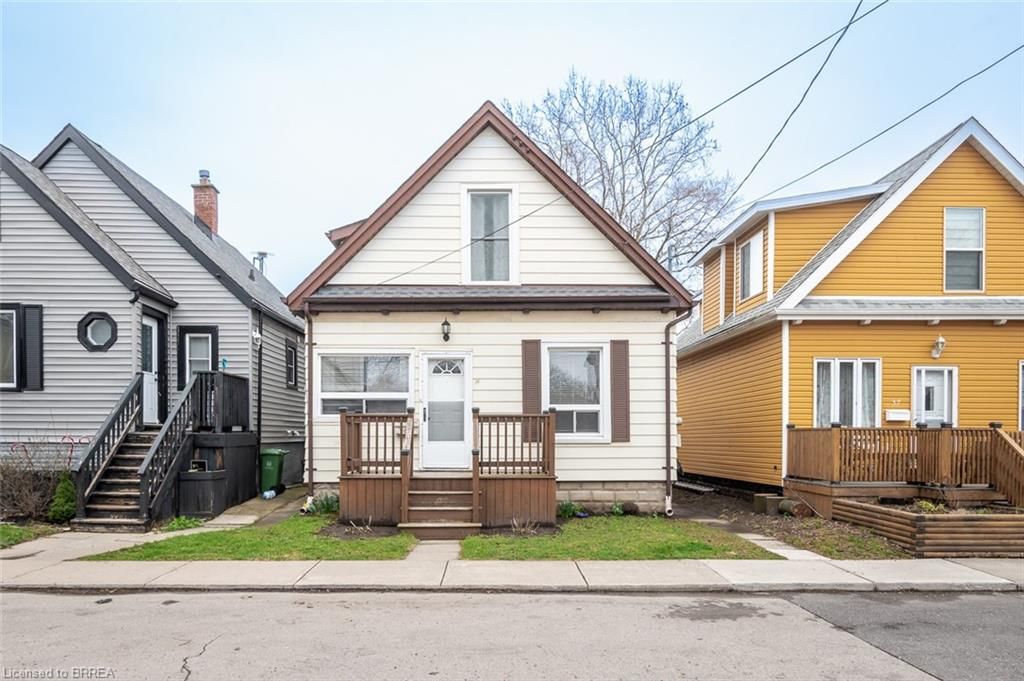 Single Family Residence sold at 35 East 27th Street, Hamilton, ON, L8V 3E8 - Eastmount - MLS: 40822562
