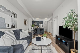 706 - 450 Dundas Street