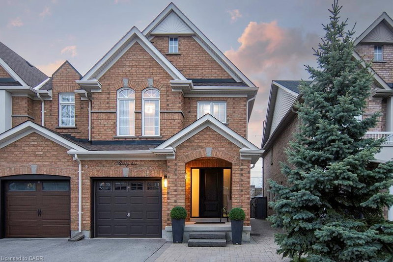 32 Crestbank Court, Vaughan, Ontario
