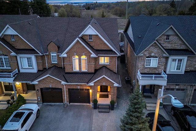 32 Crestbank Court