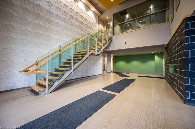 404 - 8 Hickory Street W