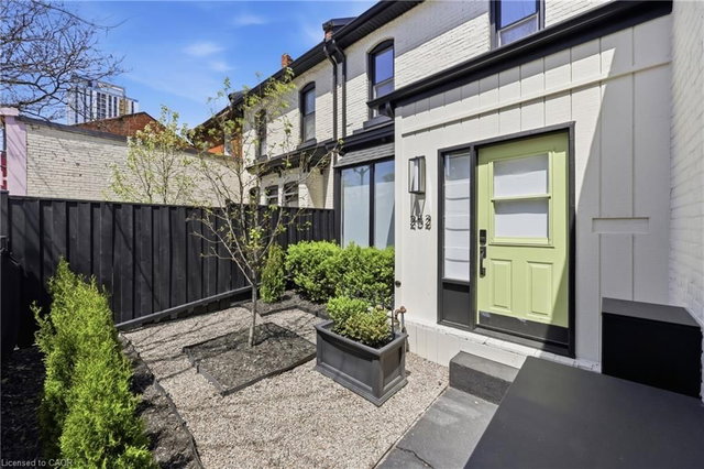 252 King Street W