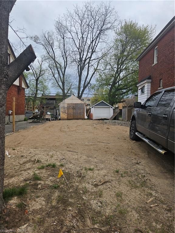18 Tuxedo Avenue N