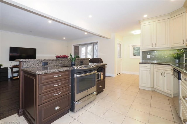 163 Pinegrove Crescent