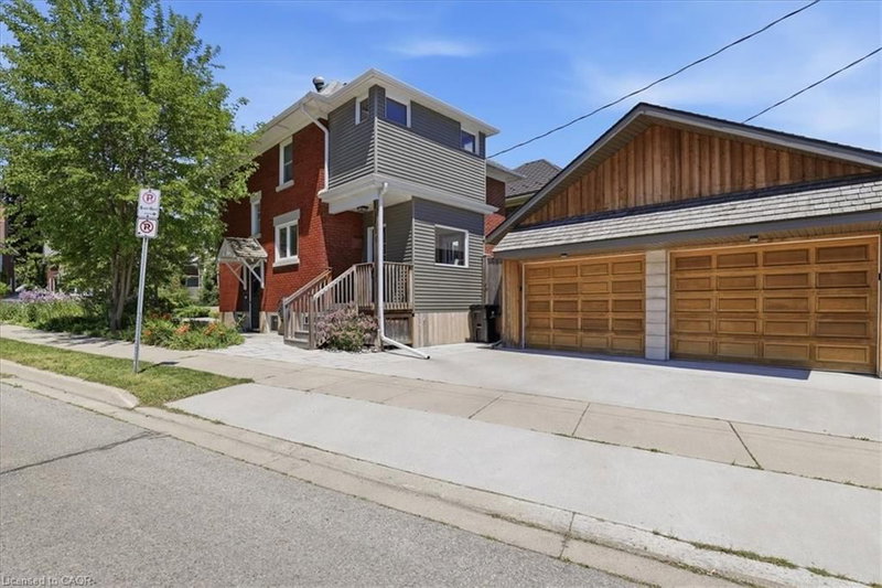 859 Queen's Boulevard