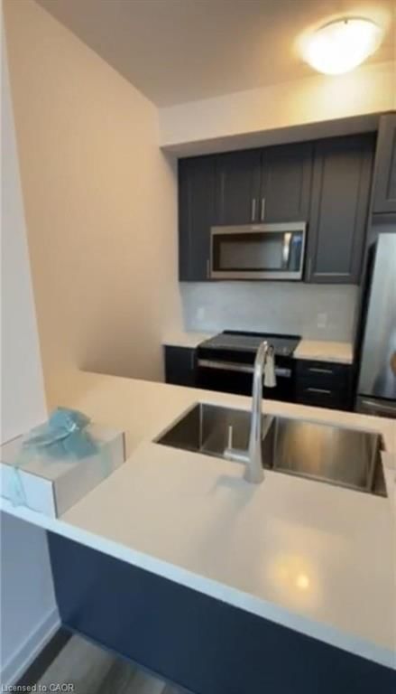 522 - 460 Dundas Street E