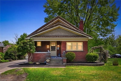 392 Queenston Street