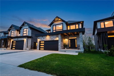 581 Doonwoods Crescent