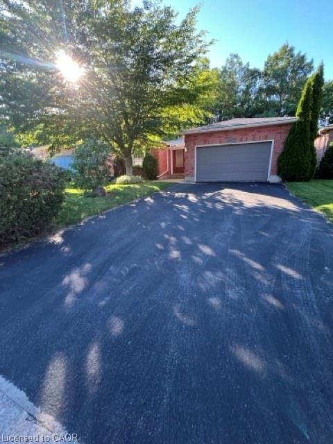 1029 Dina Crescent photo 2