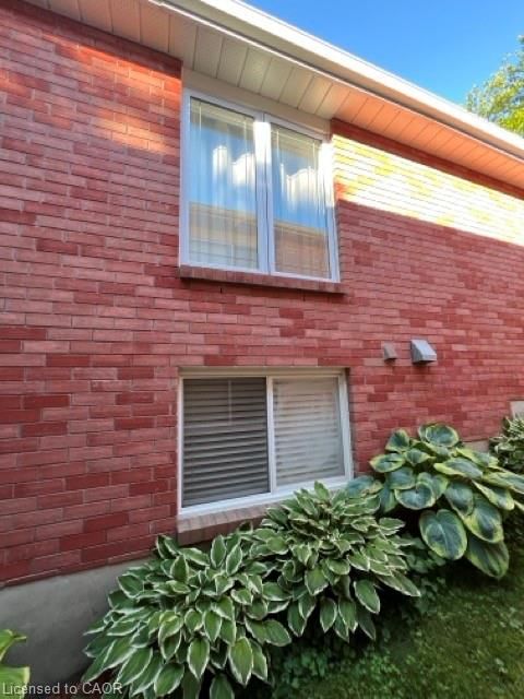 1029 Dina Crescent photo 4