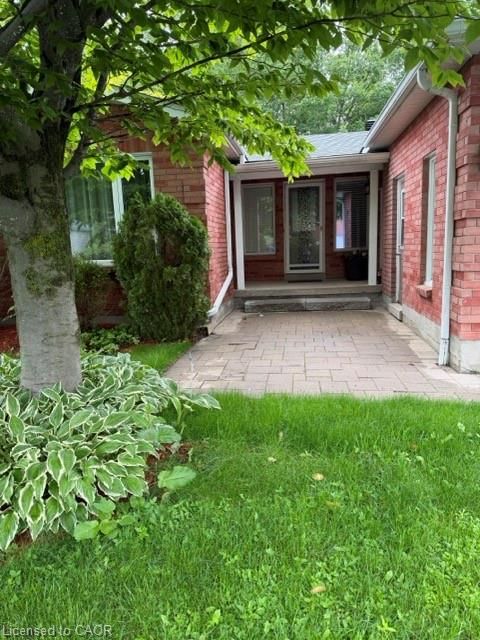 1029 Dina Crescent photo 5