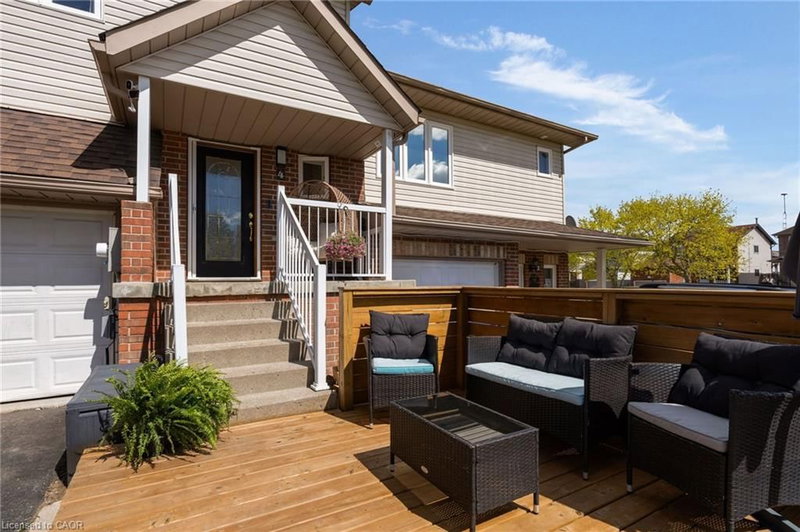 4 Parkside Crescent