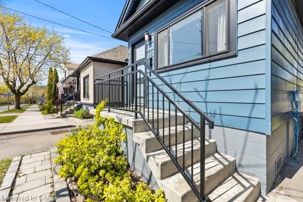33 Huxley Avenue N