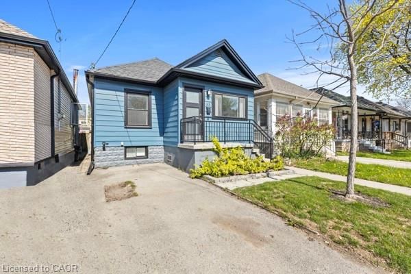 33 Huxley Avenue N