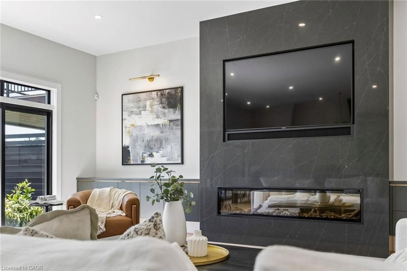 95 Pondcliffe Drive photo 3