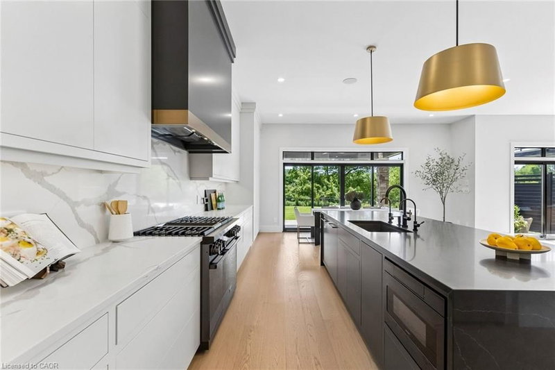 95 Pondcliffe Drive photo 4
