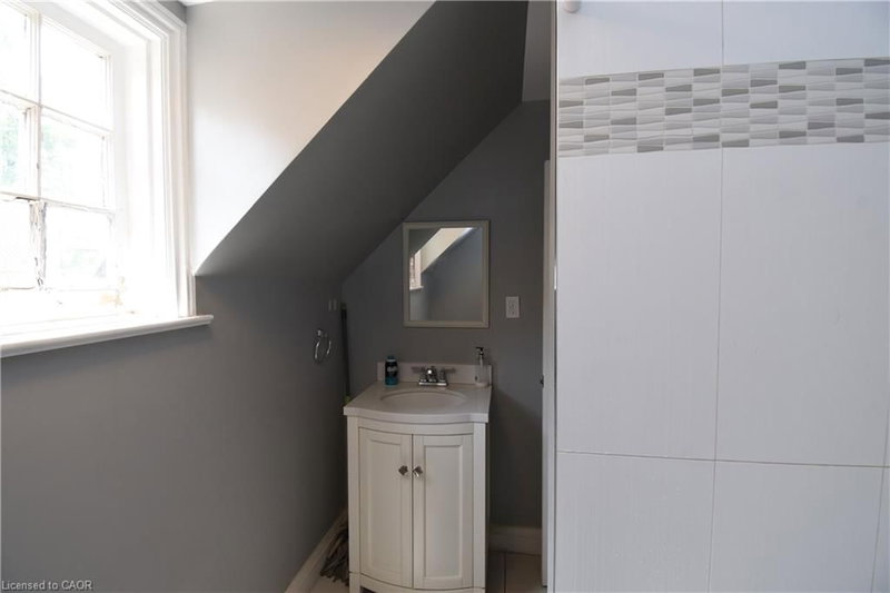 242 James Street S photo 4