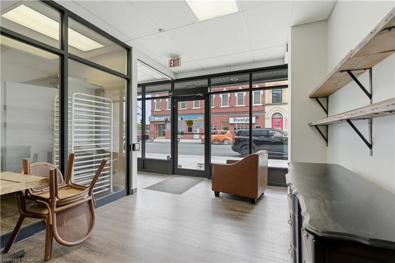 389 Dundas Street photo 2