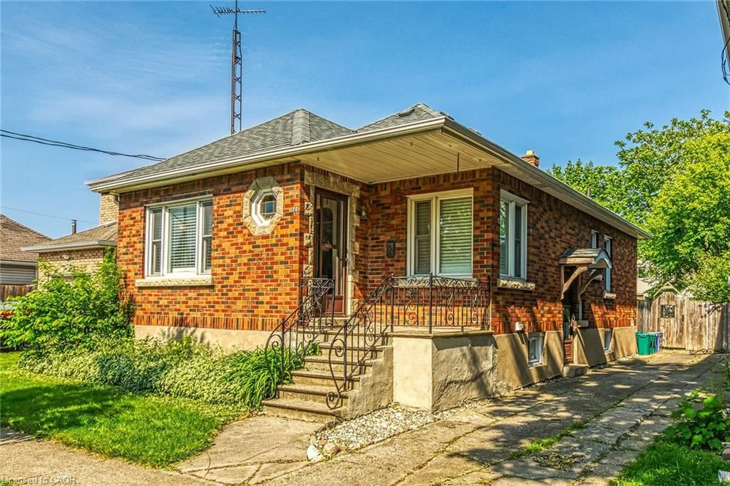 Single Family Residence for sale at 70 Concord Avenue, St. Catharines, ON, L2M 5N8 - Facer - MLS: 40837860