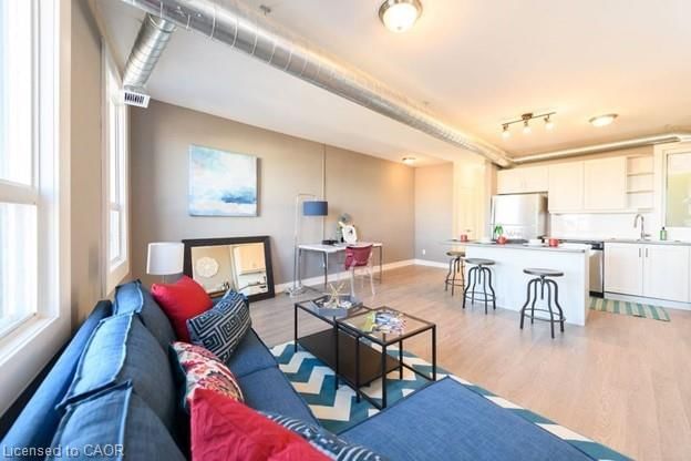 1006 - 1000 King Street E