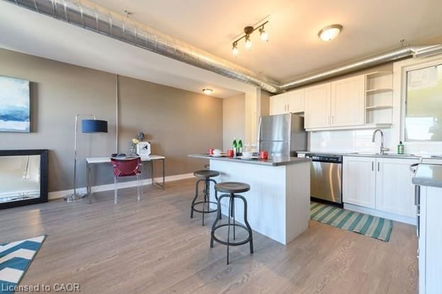 1006 - 1000 King Street E