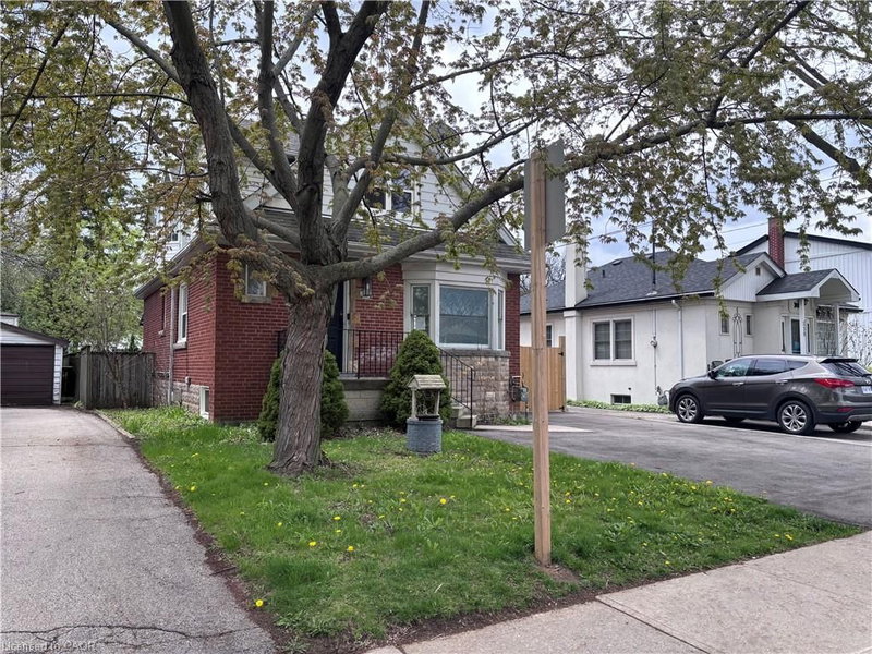 122 Queensdale Avenue E