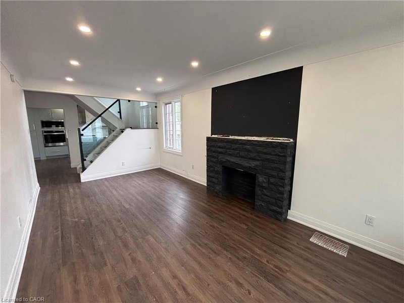 122 Queensdale Avenue E