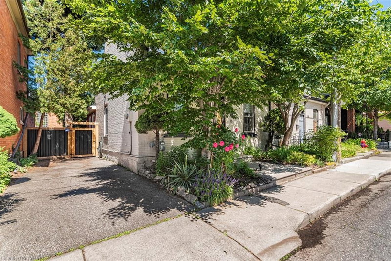 18 Pearl Street S