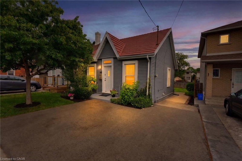 349 John Street N