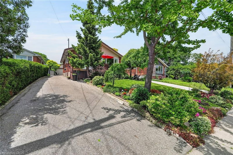 10 Helga Court, Hamilton, Ontario