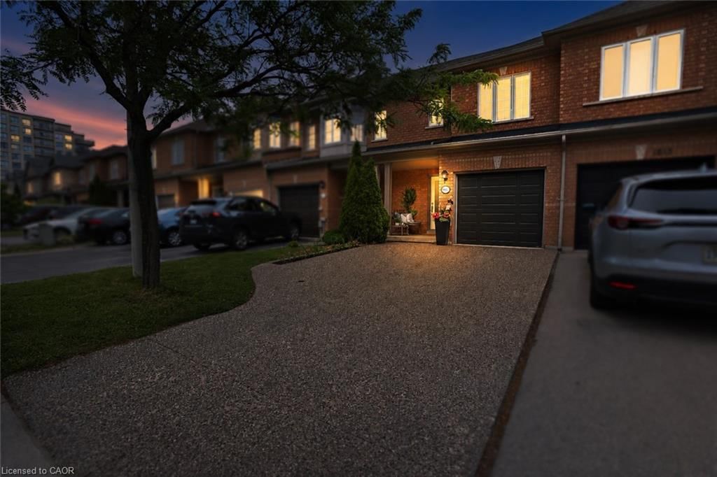 Row/Townhouse sold at 1815 Mccoy Avenue, Burlington, ON, L7L 7L8 - Corporate - MLS: 40840568