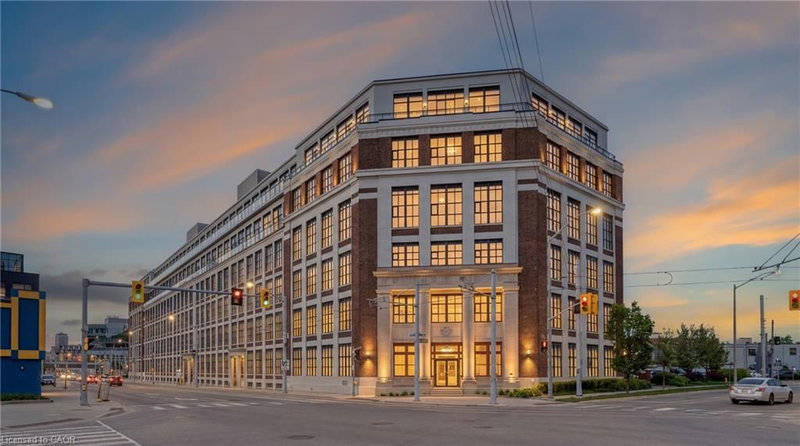 212 - 404 King Street W