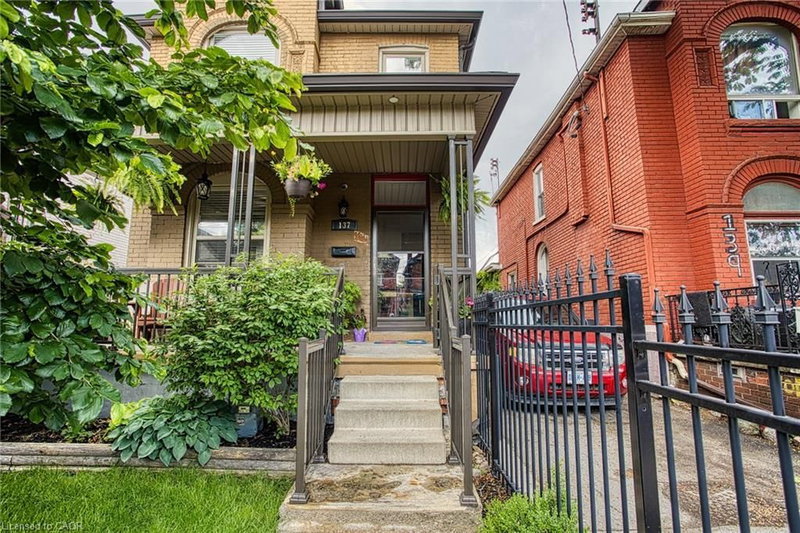 137 Wentworth Street N