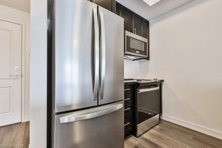 813 - 470 Dundas Street E
