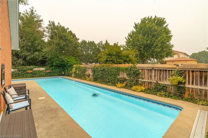 79 Beaverbrook Crescent photo 4