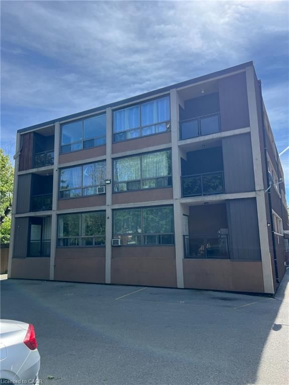 600 Upper Wellington Street photo 2